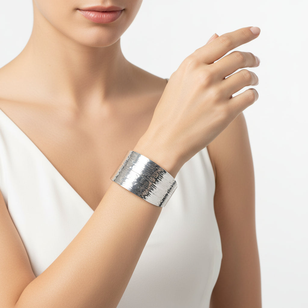 Pulsera tipo brazalete de acero con textura