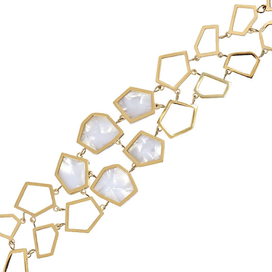 Pulsera de acero quirúrgico con dos tiras con diseño geométrico y con tres de ellos en acabado mármol en color blanco acabado oro - mbyou