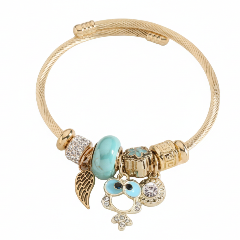 Pulsera abierta con dijes diferentes en turquesa y acabado oro