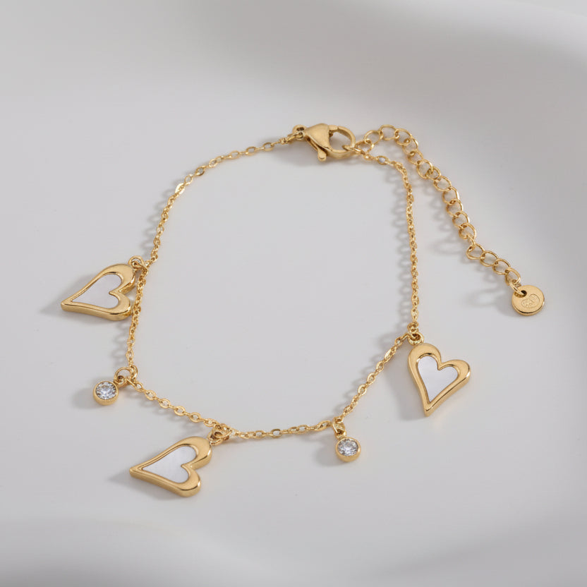 Pulsera de acero con dijes de corazón con nácar y circonitas acabado oro - Moments by You