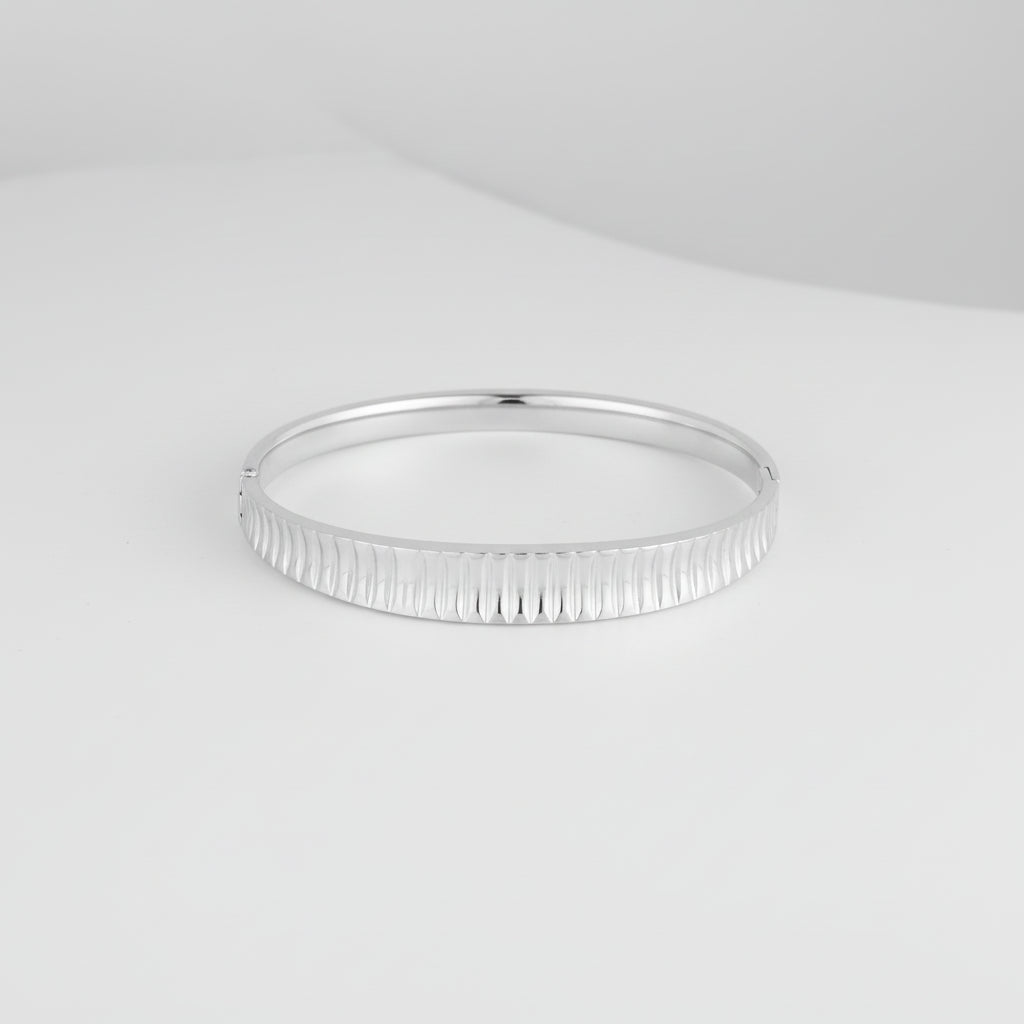 Pulsera fina rígida con abertura y un diseño de líneas verticales - Moments by You
