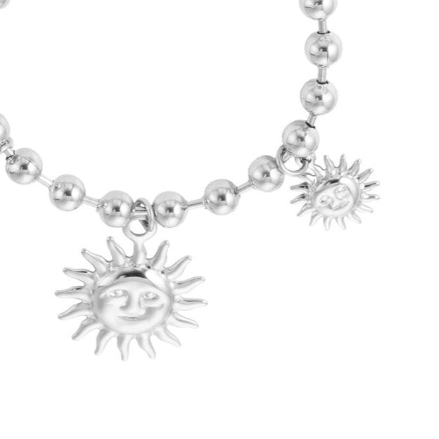 Pulsera de acero inoxidable con cuentas esféricas y tres soles colgando acabado plata  - mbyou