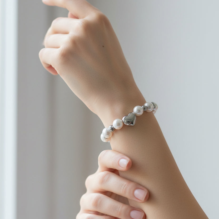 Pulsera de acero inoxidable con perlas y corazón acabado plata