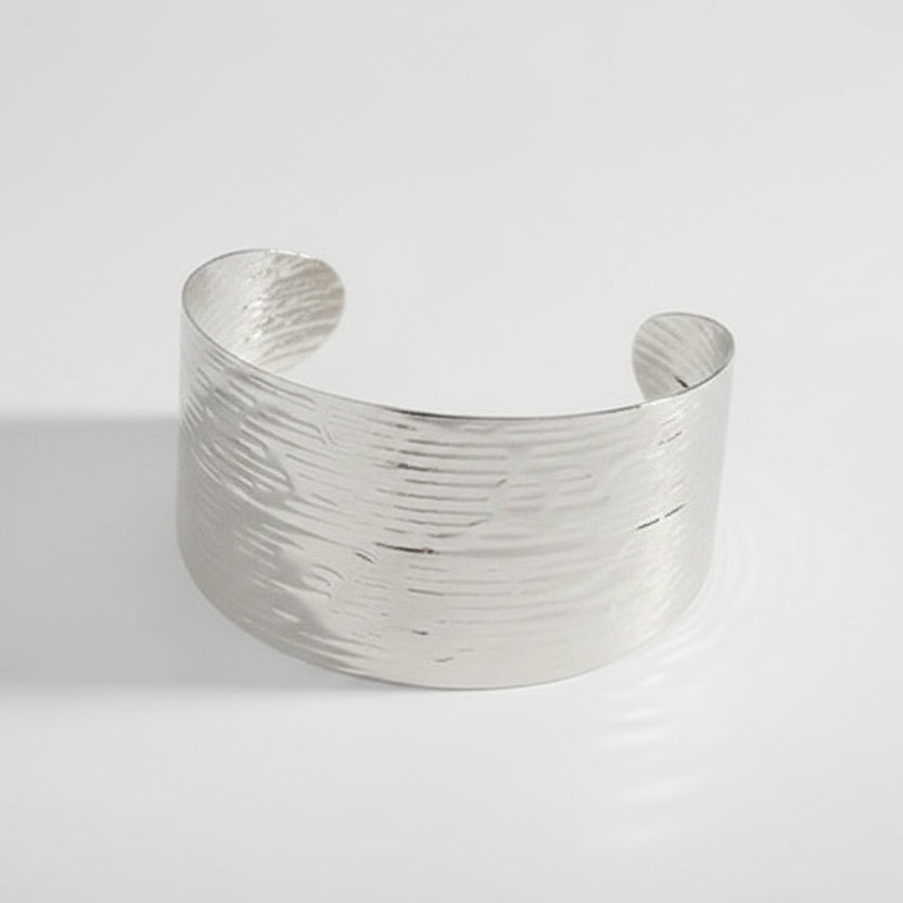 Pulsera tipo brazalete de acero con textura