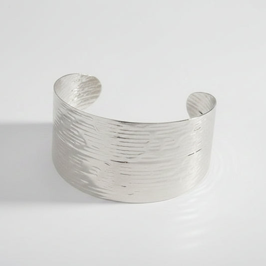 Pulsera tipo brazalete de acero con textura