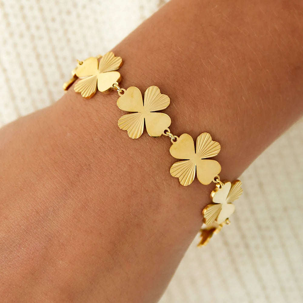 Pulsera de acero inoxidable con tréboles en acabado oro y con estampado - Moments by You