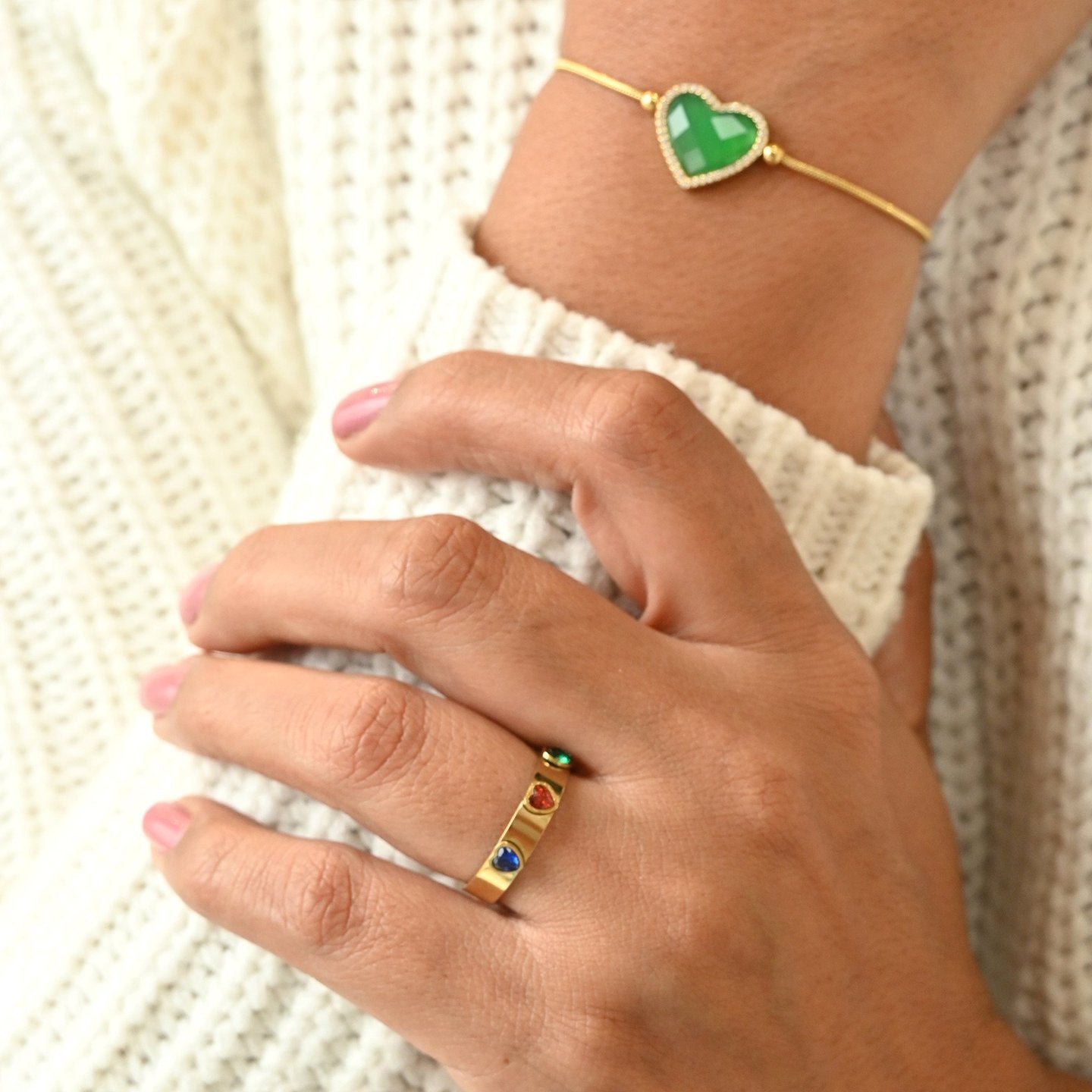 Pulsera de acero piedra natural en forma de corazón rojo y circonitas acabado oro