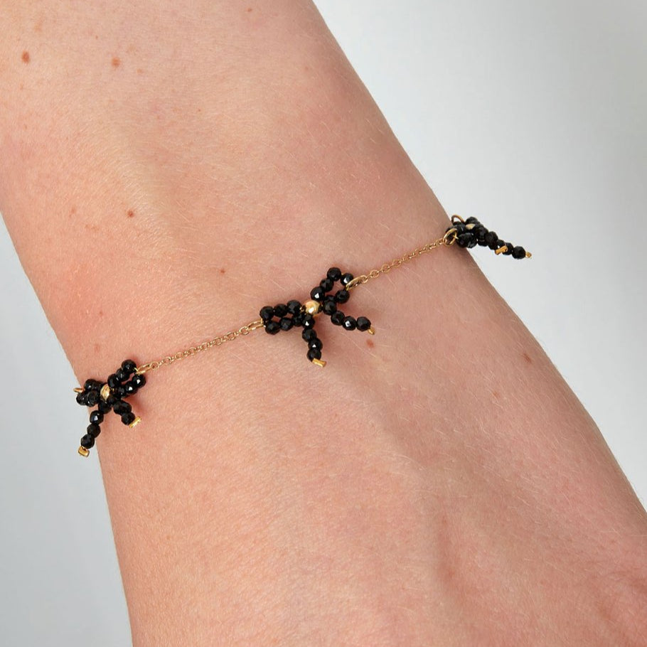 Pulsera de acero inoxidable con tres lazos de cristal de color negro acabado oro - mbyou