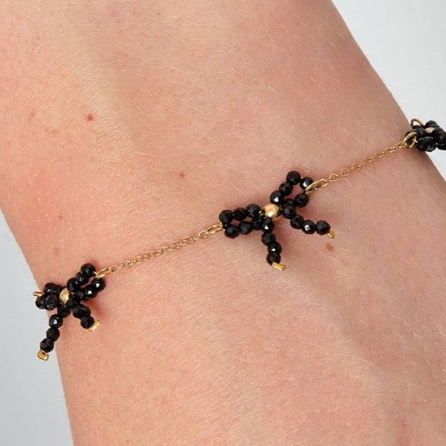 Pulsera de acero inoxidable con tres lazos de cristal de color negro acabado oro - mbyou