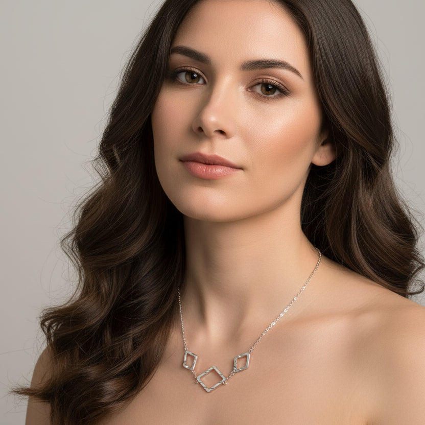 Collar de acero fino con figuras geométricas huecas con textura - Moments by You