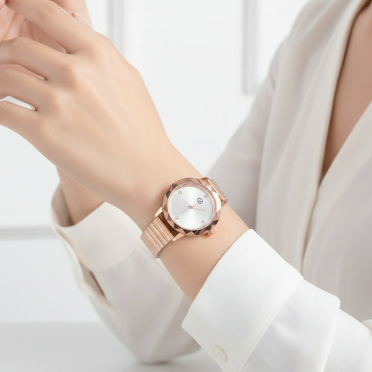 Reloj de aguja con correa metálica y circonitas marcando la hora - Moments by You