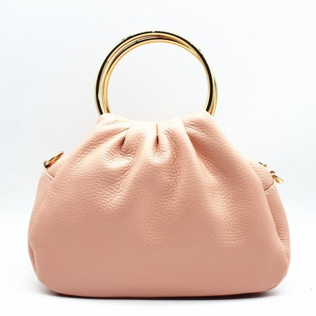 Bolso de piel 100% vacuno fruncido con detalle de asa dorada color rosa salmón claro