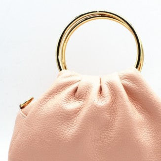 Bolso de piel 100% vacuno fruncido con detalle de asa dorada color rosa salmón claro