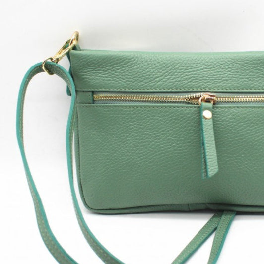 Bolso de piel 100% vacuno tipo sobre y bandolera con cremalleras acabado verde claro